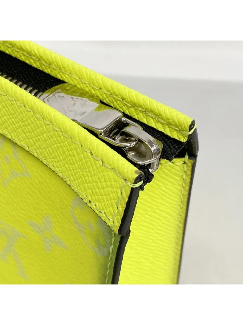 Louis Vuitton Clutch Taigarama Pochette Voyage MM Neon Yellow